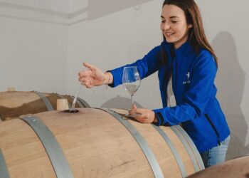 Tânără din Biharia, printre primii membri din afara granițelor în Asociația tinerilor viticultori din Ungaria. Deține una dintre cele mai înalte certificări pentru experții în vinuri recunoscute la nivel mondial