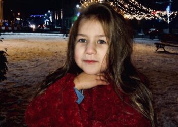 Bianca, fetița de 9 ani, care s-a născut cu 3 găuri în inimioară, are nevoie de 8000 euro pentru a se face bine