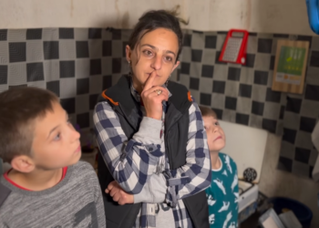 Un consilier județean din Bihor, înger pentru o mamă cu cinci copii, victimă a violenței domestice | “Eu dormeam mai mult în pădure”