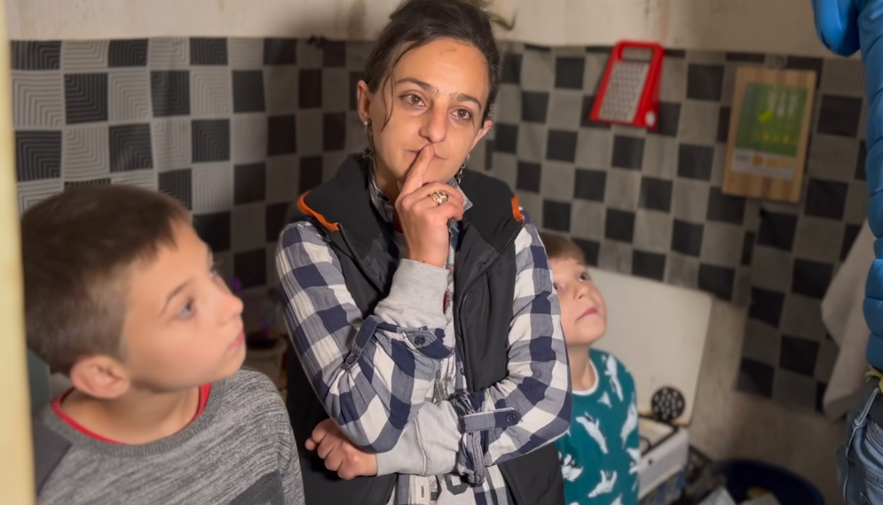 Un consilier județean din Bihor, înger pentru o mamă cu cinci copii, victimă a violenței domestice | “Eu dormeam mai mult în pădure”