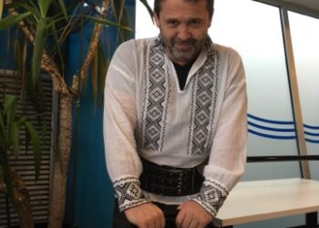 “Tata era un fel de Moromete, dur, obișnuit cu munca câmpului, și asta ar fi vrut să facă și din mine” | Poetul Diasporei, lansare de carte la Baroul Bihor