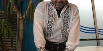 “Tata era un fel de Moromete, dur, obișnuit cu munca câmpului, și asta ar fi vrut să facă și din mine” | Poetul Diasporei, lansare de carte la Baroul Bihor