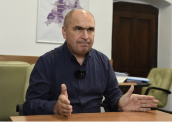 Ce fel de sfaturi dă și ce secrete știe consilierul personal a lui Ilie Bolojan, Csomortanyi Istvan? Mai înjură o dată România după ce Austria ne-a trântit ușa în nas