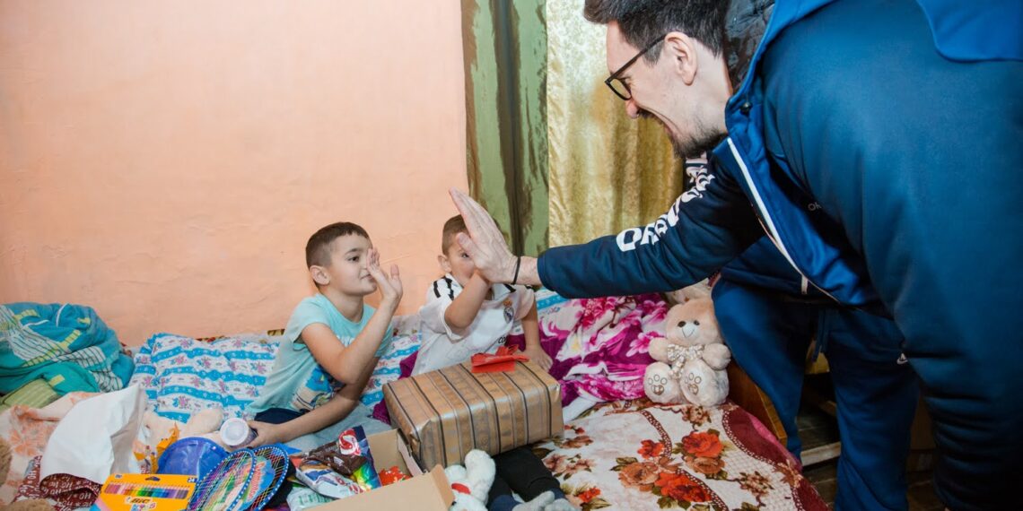 Au dus Crăciunul în casele copiilor din mediile defavorizate. “Sunt copii capabili să facă performanță, copii care umblă în haine uzate de mai multe generații, care încalță pantofi cu talpa roasă în toiul iernii”