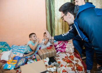Au dus Crăciunul în casele copiilor din mediile defavorizate. “Sunt copii capabili să facă performanță, copii care umblă în haine uzate de mai multe generații, care încalță pantofi cu talpa roasă în toiul iernii”
