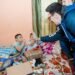 Au dus Crăciunul în casele copiilor din mediile defavorizate. “Sunt copii capabili să facă performanță, copii care umblă în haine uzate de mai multe generații, care încalță pantofi cu talpa roasă în toiul iernii”
