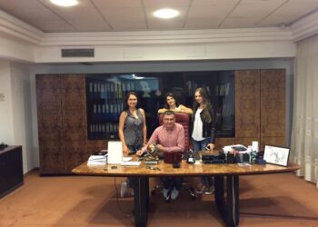 Școala care a dat vedete precum handbalista Cristina Neagu ori actorii Rodica Horobeț și Florea Vizante are o monografie scrisă de un bihorean | Călin Popa este profesor și director al unui post TV