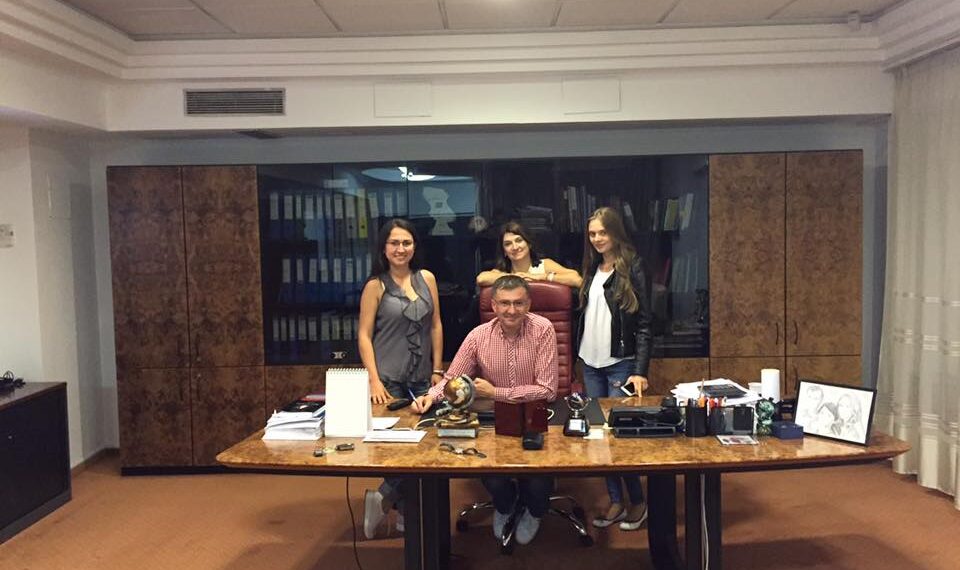 Școala care a dat vedete precum handbalista Cristina Neagu ori actorii Rodica Horobeț și Florea Vizante are o monografie scrisă de un bihorean | Călin Popa este profesor și director al unui post TV