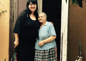 Doctorul care transformă moartea în viață își conduce azi mama la cimitir. După moartea tatălui a trecut prin doliu patologic