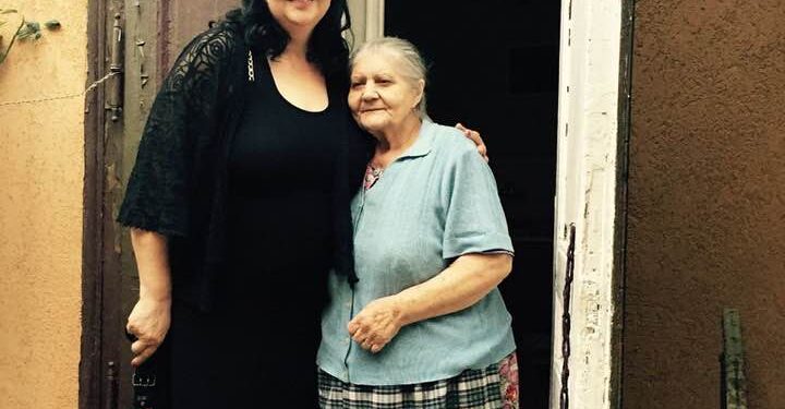 Doctorul care transformă moartea în viață își conduce azi mama la cimitir. După moartea tatălui a trecut prin doliu patologic