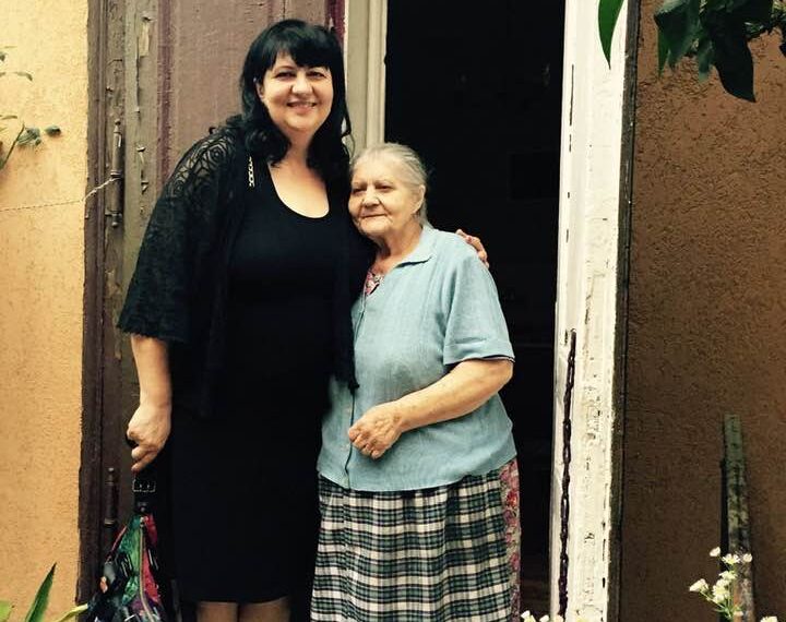 Doctorul care transformă moartea în viață își conduce azi mama la cimitir. După moartea tatălui a trecut prin doliu patologic