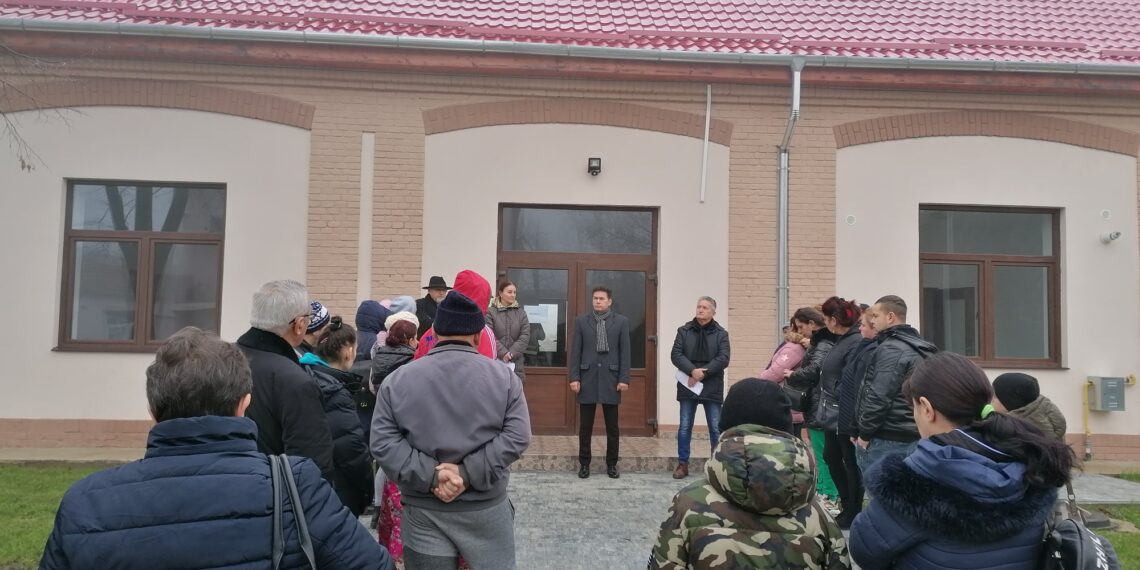 Vechile cazărmi transformate în case pentru 20 de familii în urma unei investiții de 1 milion de euro. Pe șantier au lucrat muncitori din Vietnam