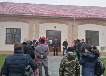 Vechile cazărmi transformate în case pentru 20 de familii în urma unei investiții de 1 milion de euro. Pe șantier au lucrat muncitori din Vietnam