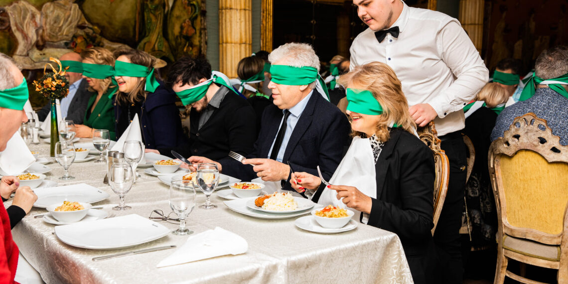 Au luat cina legați la ochi. Și-au donat sărbătorirea a 18 ani de arhitectură copiilor cu dizabilități de vedere de la CSEI Cristal Oradea