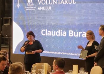 Profesorul CN Samuil Vulcan Beiuș, Claudia Buran, Voluntarul anului 2022, la Gala comunității bihorene. Vezi nominalizările la : Liderul care schimbă lumea, Proiectul anului, Echipa anului