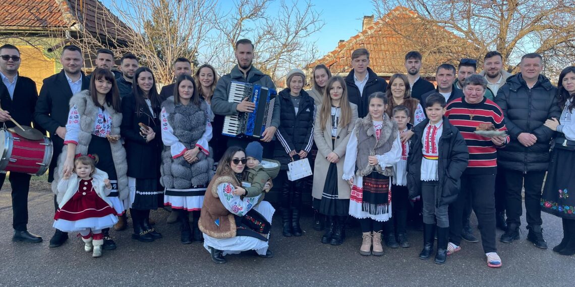 Colindul care ”pansează răni”. Un grup format dintr-un avocat, un tenor, antreprenori, ingineri, asistenți medicali, medici, profesori, un polițist, un IT-ist, un jurist, un hair-stylist, o farmacistă au strâns, din colinde, peste 33.000 lei pentru cauze umanitare