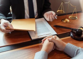 A fost majorat plafonul de acordare a ajutorului public judiciar pentru cei care nu își permit un avocat | Legea a trecut de Parlament