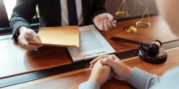 A fost majorat plafonul de acordare a ajutorului public judiciar pentru cei care nu își permit un avocat | Legea a trecut de Parlament