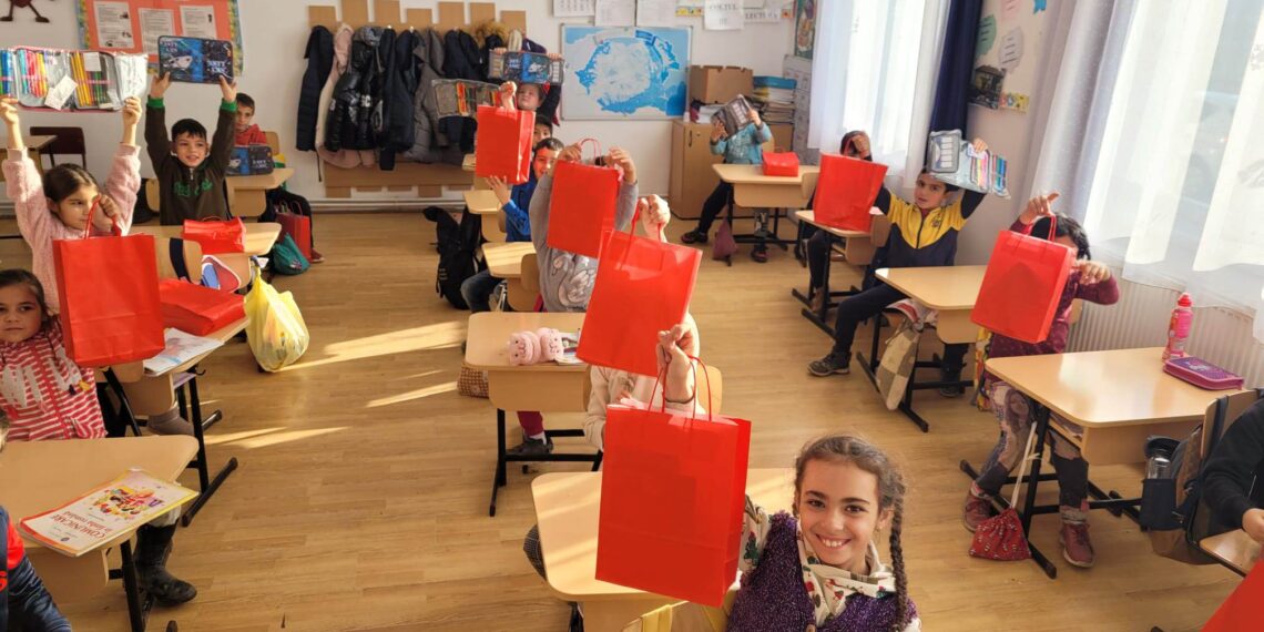 Bucuria micuților, bucuria adulților! Fundația Stiftelsen Brodet, fonduri pentru o minibibliotecă, rechizite, uși, geamuri