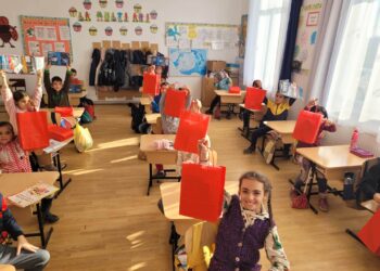 Bucuria micuților, bucuria adulților! Fundația Stiftelsen Brodet, fonduri pentru o minibibliotecă, rechizite, uși, geamuri