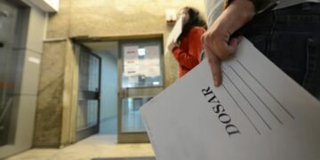 Dosarul cu șină în instituțiile publice, interzis prin lege | Copiile actelor care vor putea fi trimise online