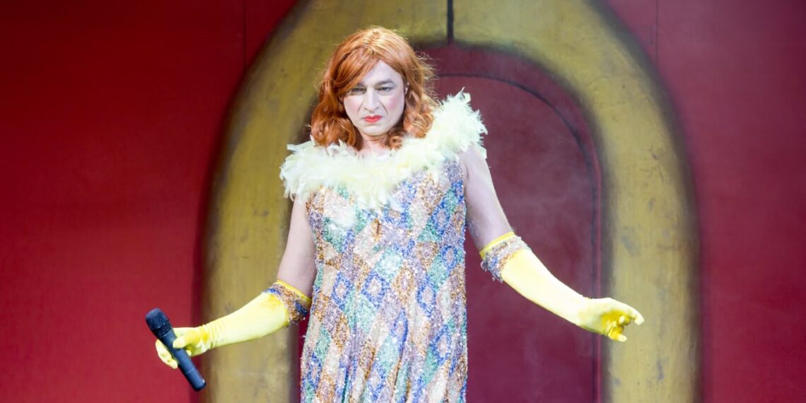 Ca pe Broadway | Fac un cuplu gay în ”Colivia nebunelor”