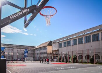 Copiii vor avea acces pe terenurile de sport ale școlilor și după încheierea cursurilor sau în vacanțe | Proiectul a primit votul decisiv