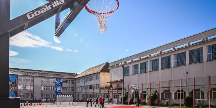 Copiii vor avea acces pe terenurile de sport ale școlilor și după încheierea cursurilor sau în vacanțe | Proiectul a primit votul decisiv