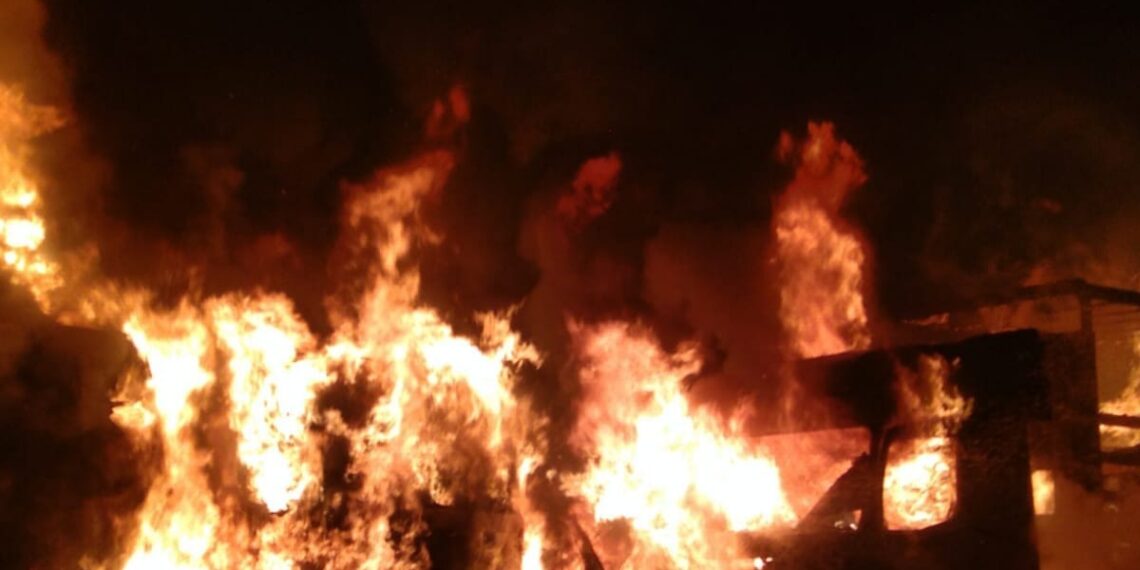 VIDEO. Incendiu de proporții în noaptea de Crăciun, în parcul auto al unei firme din Oradea