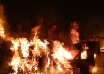 VIDEO. Incendiu de proporții în noaptea de Crăciun, în parcul auto al unei firme din Oradea