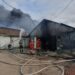 VIDEO. Incendiu în ultima zi din an, lângă Oradea | Ard două hale de depozitare la Santăul Mic