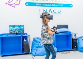 60.000 euro pentru laboratoare inteligente în școli. Pot fi achiziționate table interactive, imprimante multifuncționale, kit-uri de roboți, ochelari de realitate virtuală
