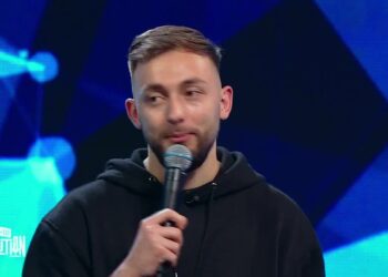 VIDEO. Beiușeanul Mădălin Cîrje a câștigat Stand-Up Revolution cu o glumă despre tatăl său. Numărul care i-a adus 20.000 de euro