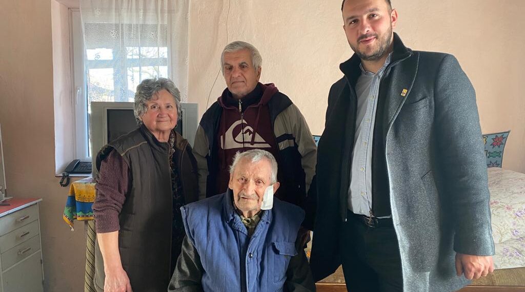 VIDEO. Născut în Ajun de Crăciun, veteranul de război Dumitru Crișan a împlinit 100 de ani. A fost rănit pe front, dar încă dă cu coasa ca în tinerețe