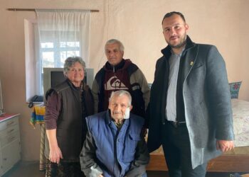 VIDEO. Născut în Ajun de Crăciun, veteranul de război Dumitru Crișan a împlinit 100 de ani. A fost rănit pe front, dar încă dă cu coasa ca în tinerețe