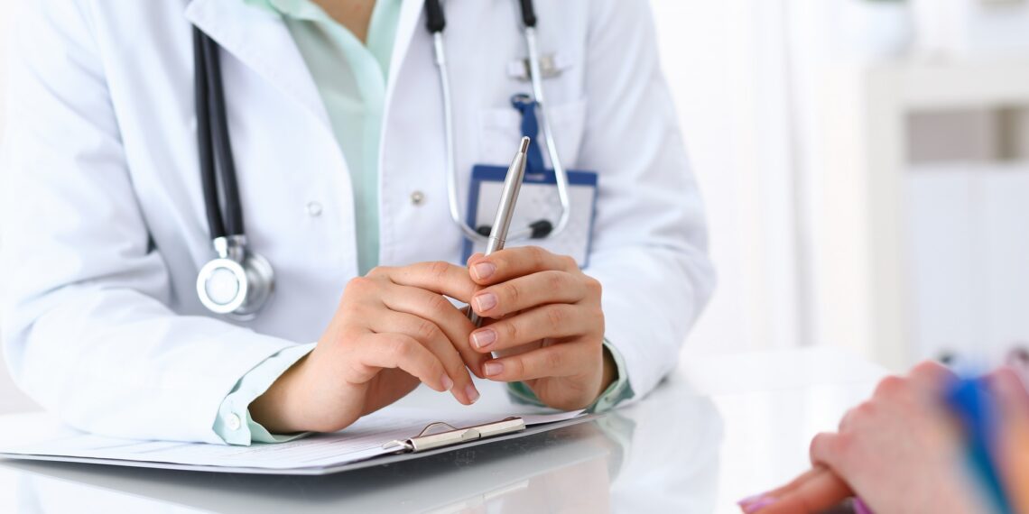 Medicii de familie vor fi obligaţi să acorde servicii medicale gratuite persoanelor neasigurate