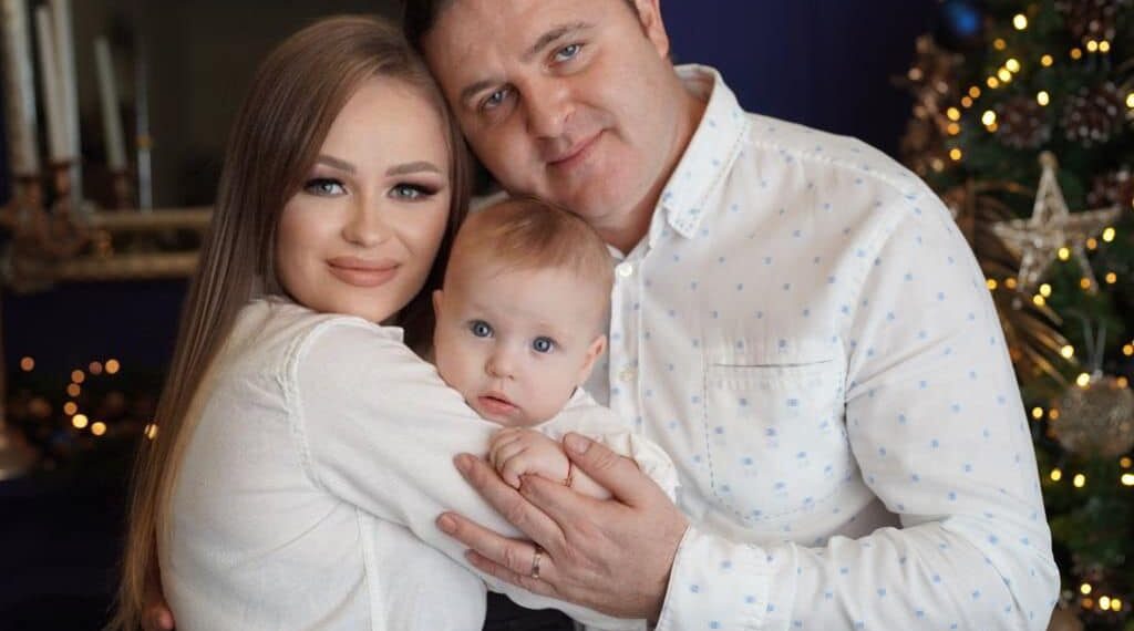 Acasă la deputatul slovacilor. Georgiana și Adrian Merka, primul Crăciun alături de minunea lor, Andrei. Bucuria unui tată care “s-a uitat la primul scutec schimbat ca la un motor de navă spațială”