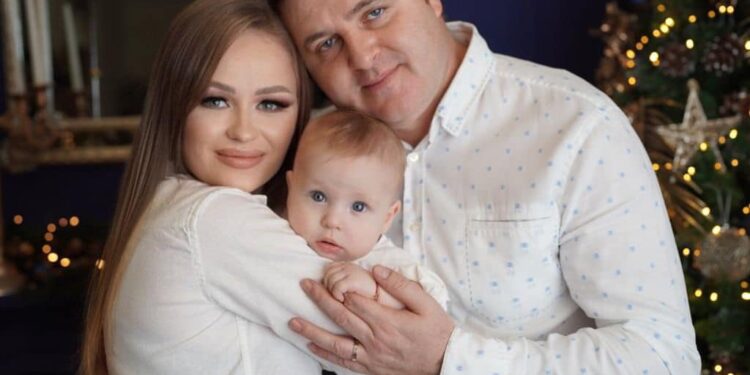 Acasă la deputatul slovacilor. Georgiana și Adrian Merka, primul Crăciun alături de minunea lor, Andrei. Bucuria unui tată care “s-a uitat la primul scutec schimbat ca la un motor de navă spațială”