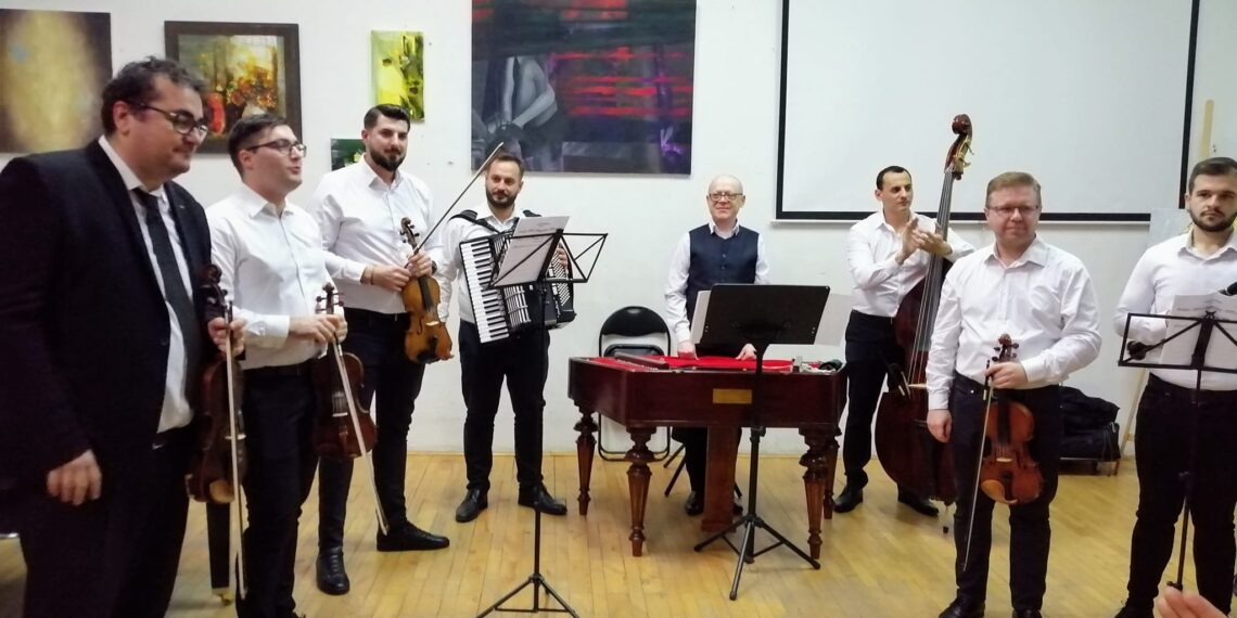 VIDEO | Imagini de senzație cu profesorul Adrian Miescu cântând “Az a szép, az a szép, akinek a szeme kék”, la concertul profesorilor de la Liceul de Arte din Oradea