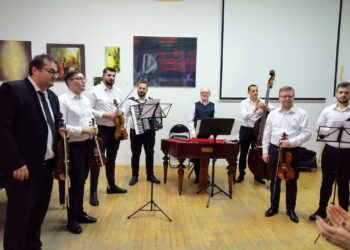 VIDEO | Imagini de senzație cu profesorul Adrian Miescu cântând “Az a szép, az a szép, akinek a szeme kék”, la concertul profesorilor de la Liceul de Arte din Oradea