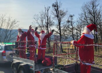 Caravana lui Moș Crăciun la Derna.Cel mai așteptat Moș trece pe la casa fiecărui copil, într-un demers unic în Bihor