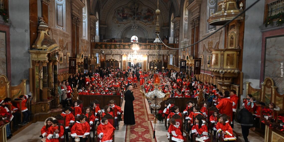VIDEO. Colindul Moșilor a răsunat în inima Oradei | Sute de copii îmbrăcați în Moș Crăciun au colindat prin oraș