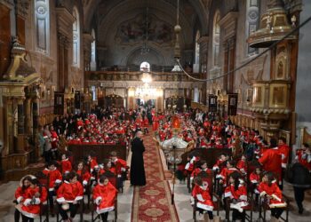 VIDEO. Colindul Moșilor a răsunat în inima Oradei | Sute de copii îmbrăcați în Moș Crăciun au colindat prin oraș