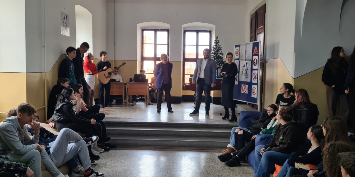 Elevii de la C.N. Mihai Eminescu au un spațiu de socializare în școală. A fost amenajat de un fost elev, manager de firmă