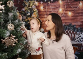 Veste bună de Crăciun. Noel, băiețelul care a primit cel mai scump tratament din lume, a pus globurile în brad