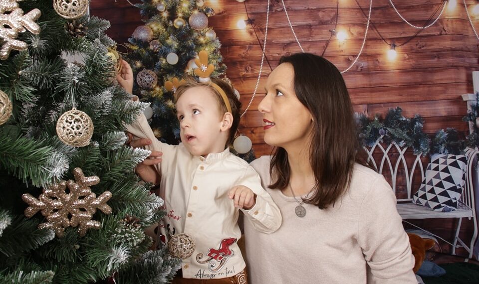 Veste bună de Crăciun. Noel, băiețelul care a primit cel mai scump tratament din lume, a pus globurile în brad