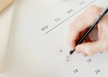 Bugetarii vor beneficia în 2023 de trei zile libere suplimentare