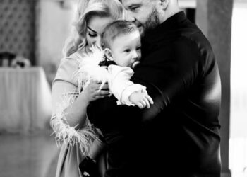 De Crăciun, pe un pat de spital în Turcia. E șansa ei să-și crească băiețelul de 2 ani. S-a trezit din comă când copilul o striga :”Mama!”