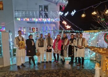 O familie de lângă Oradea și-a transformat locuința în casa lui Moș Crăciun | Mii de euro a costat reamenajarea