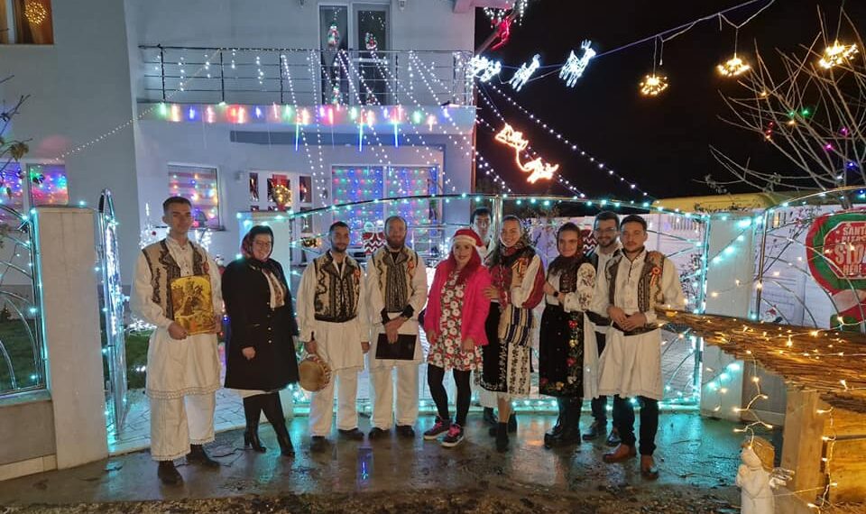 O familie de lângă Oradea și-a transformat locuința în casa lui Moș Crăciun | Mii de euro a costat reamenajarea